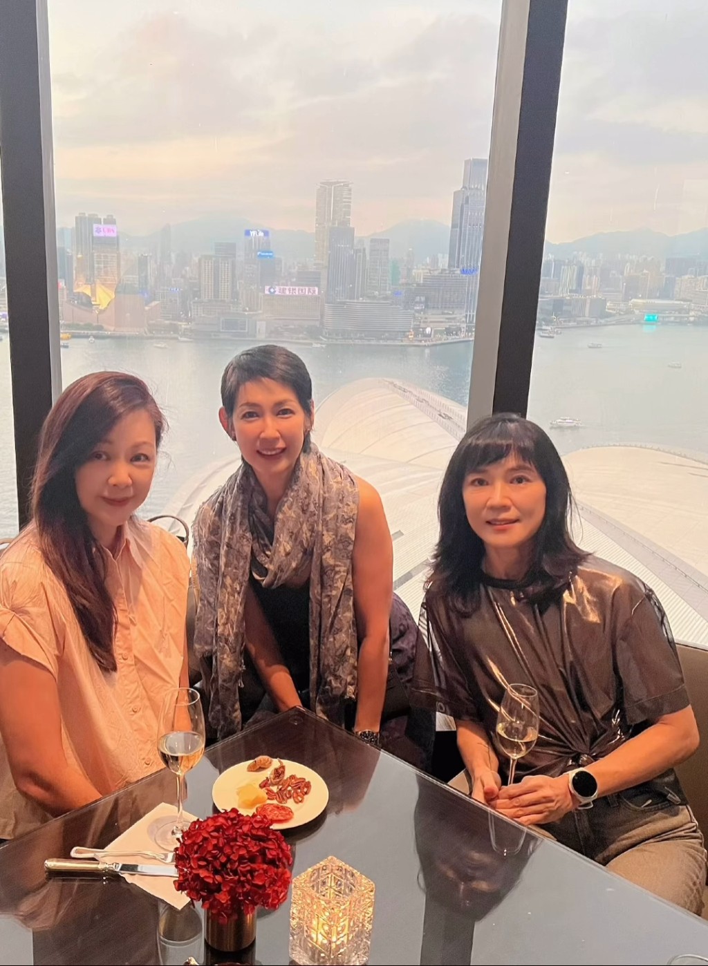 王馨平在社交平台分享三姊妹合照，妹妹王美怡樣貌最似媽媽。