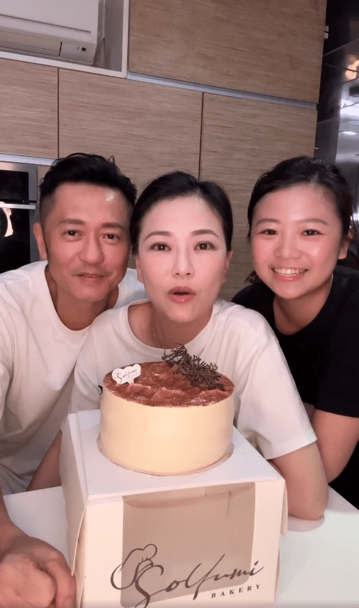 蘇志威替女兒試食蛋糕,一次過吃了半個。