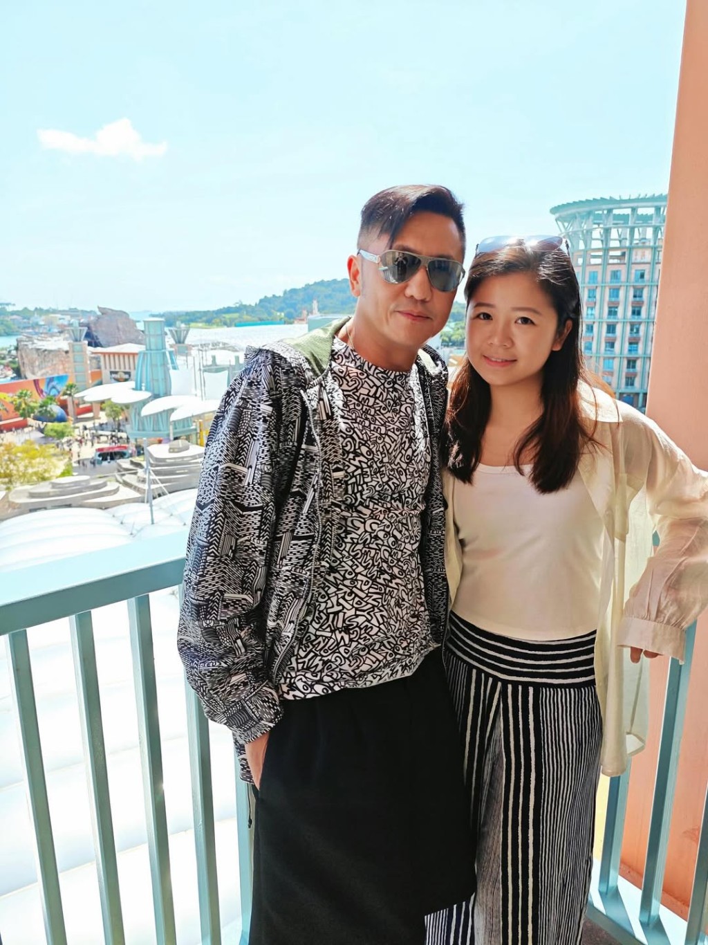 蘇志威有大女陪伴前往新加坡開演唱會,Yumi 的雙眼與媽媽十分相像。