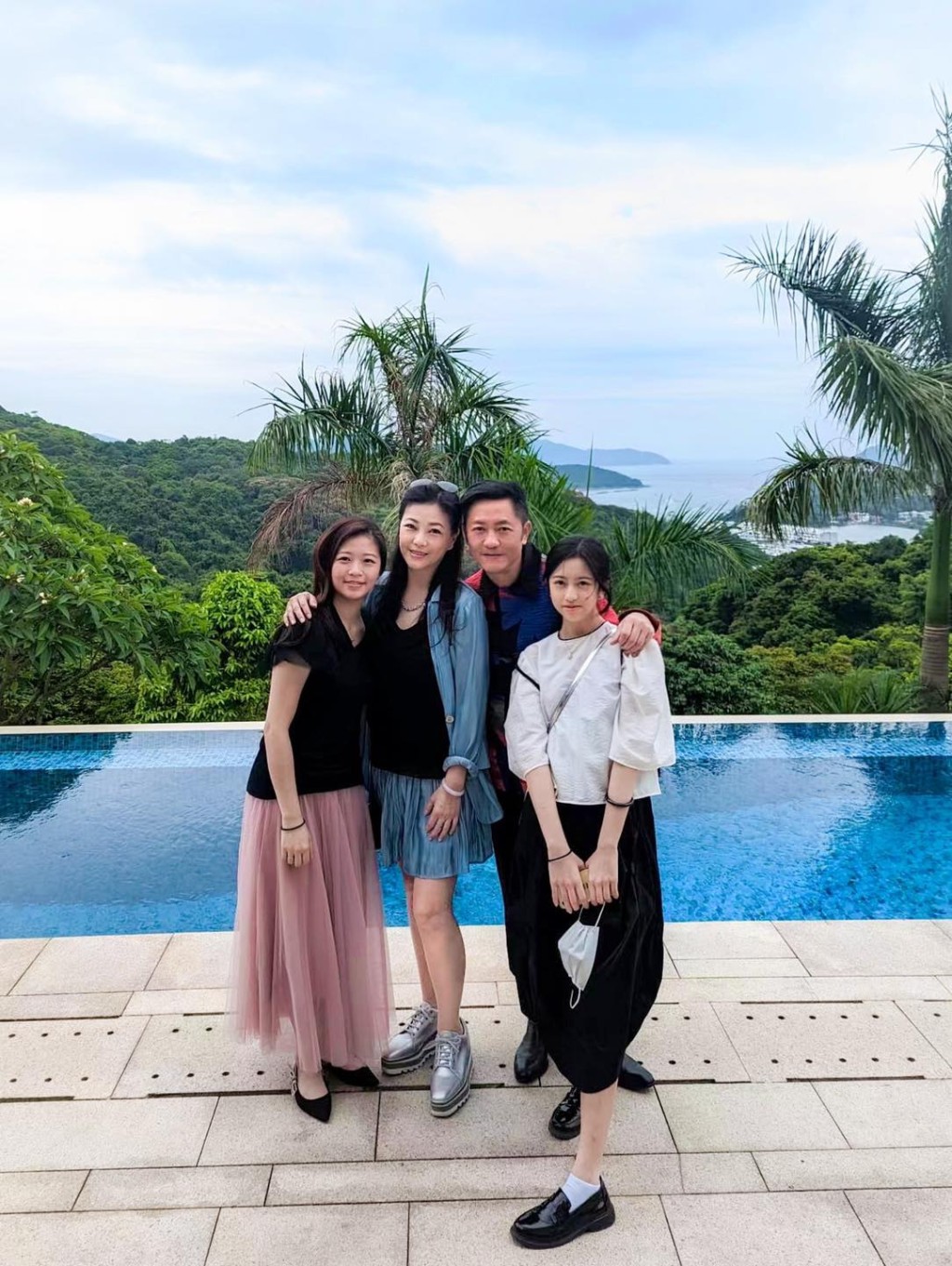劉小慧的兩位女兒現已長大成人。