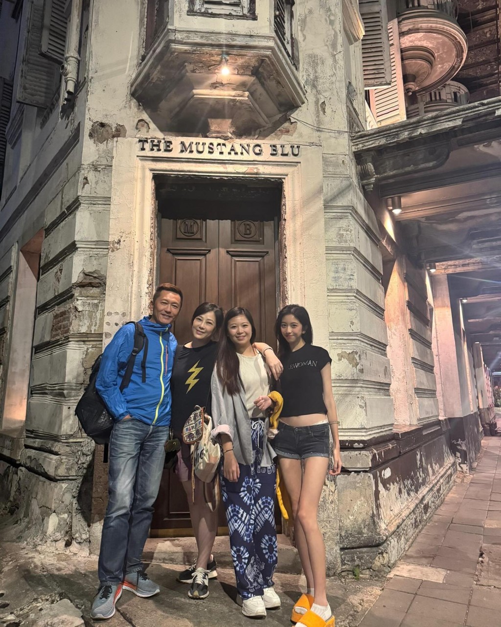 蘇志威一家四口相隔近十年再度去旅行,細女因腿部纖細被網民懷疑照片經過修圖。