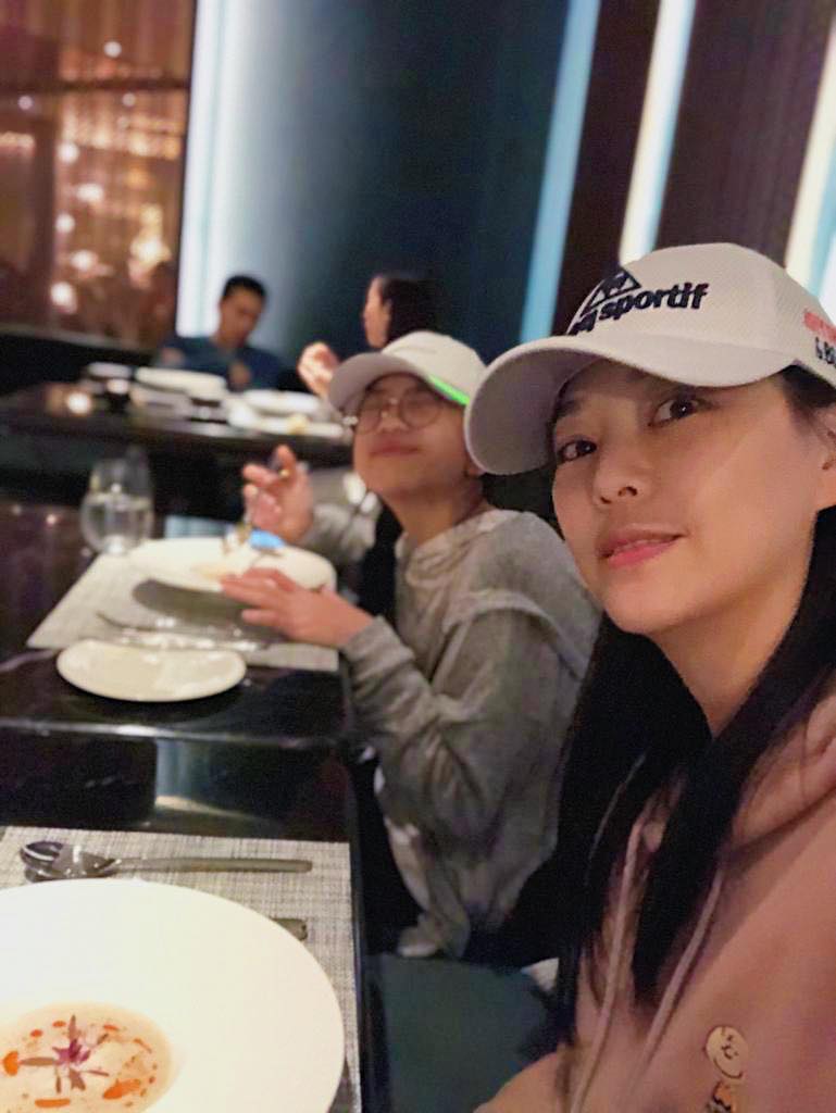劉小慧與細女經常結伴出現。