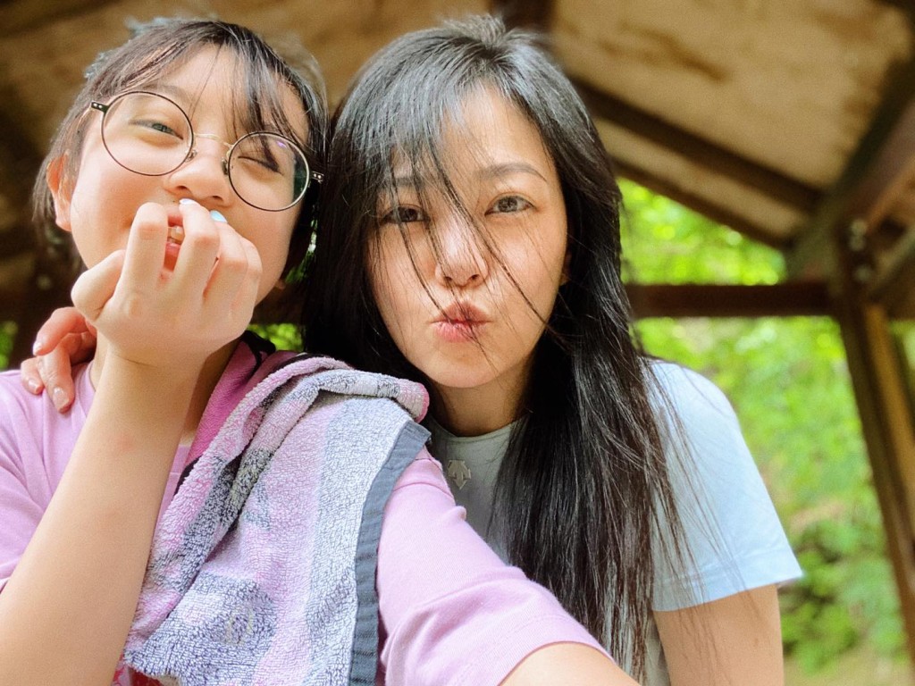 劉小慧細女從小就戴眼鏡。