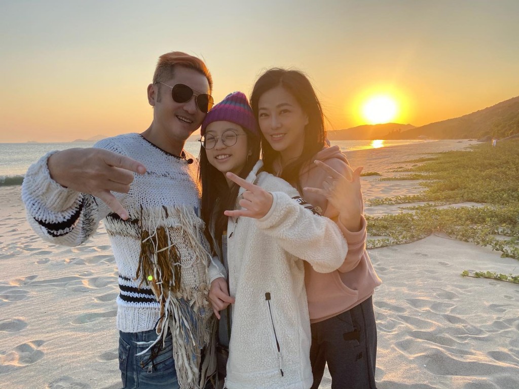 蘇志威夫婦近年與細女一同觀賞日出。