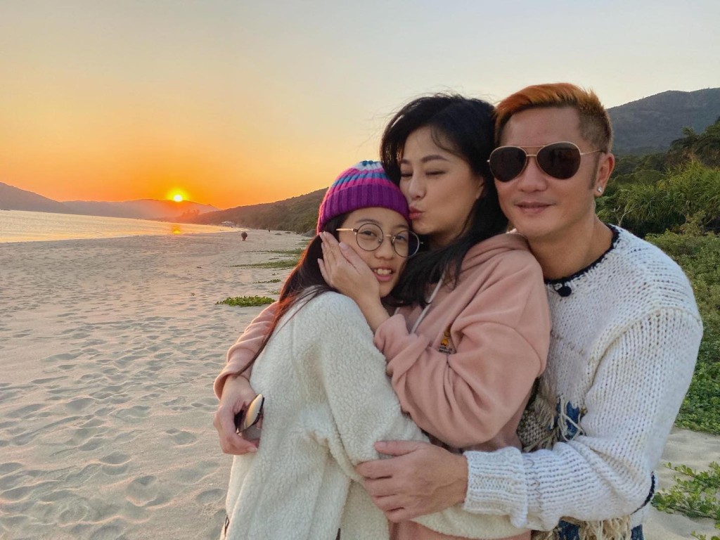 由於大女在外留學,蘇志威與太太劉小慧曾有一段時間只留在香港陪伴細女。