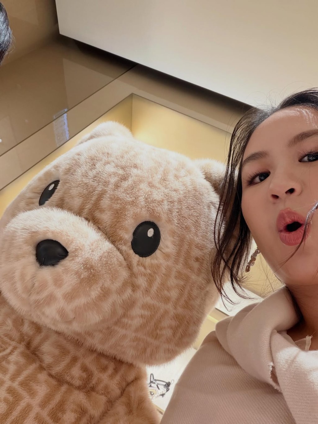 莊雅婷今日在IG分享出席慈善餐舞會前的準備過程。