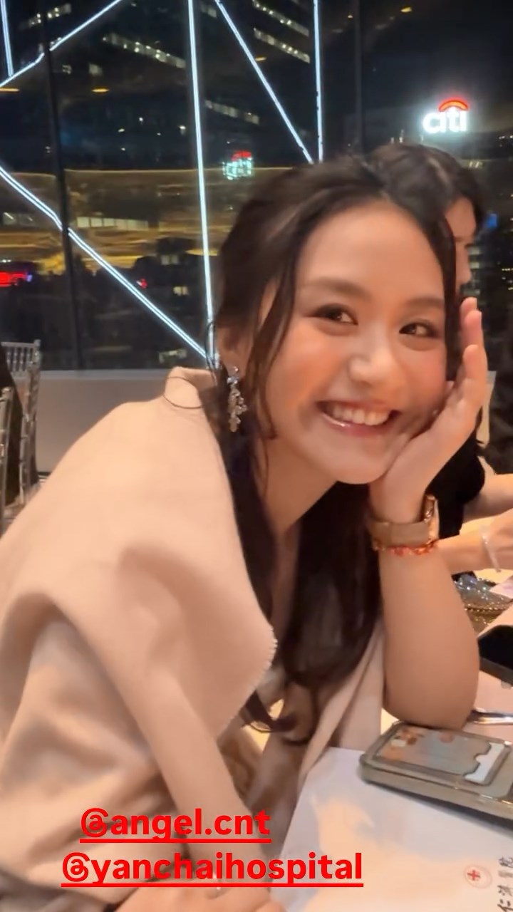 鍾培生指著莊雅婷說:「我老婆是無價的!」