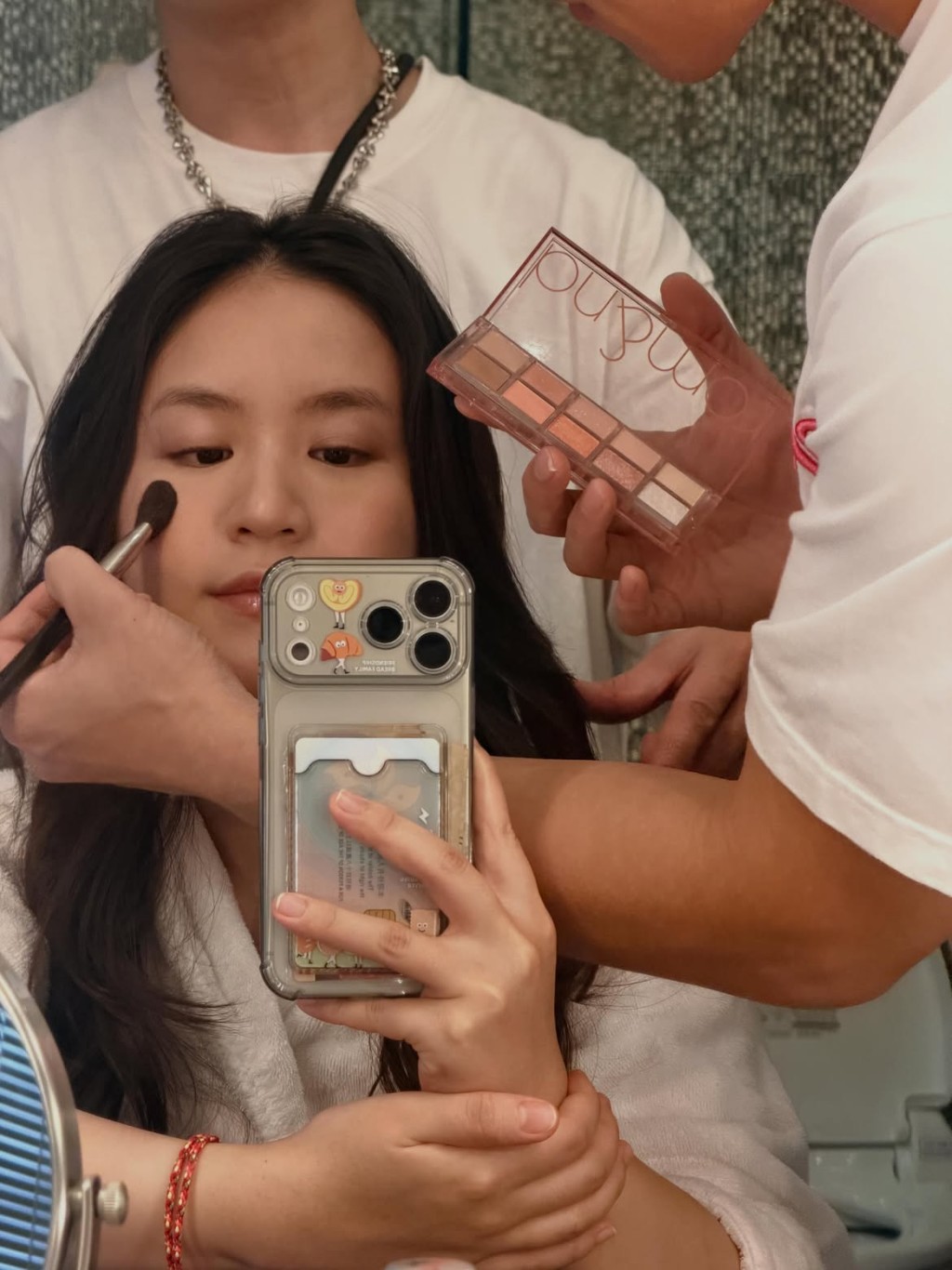 莊雅婷在化妝期間自拍。