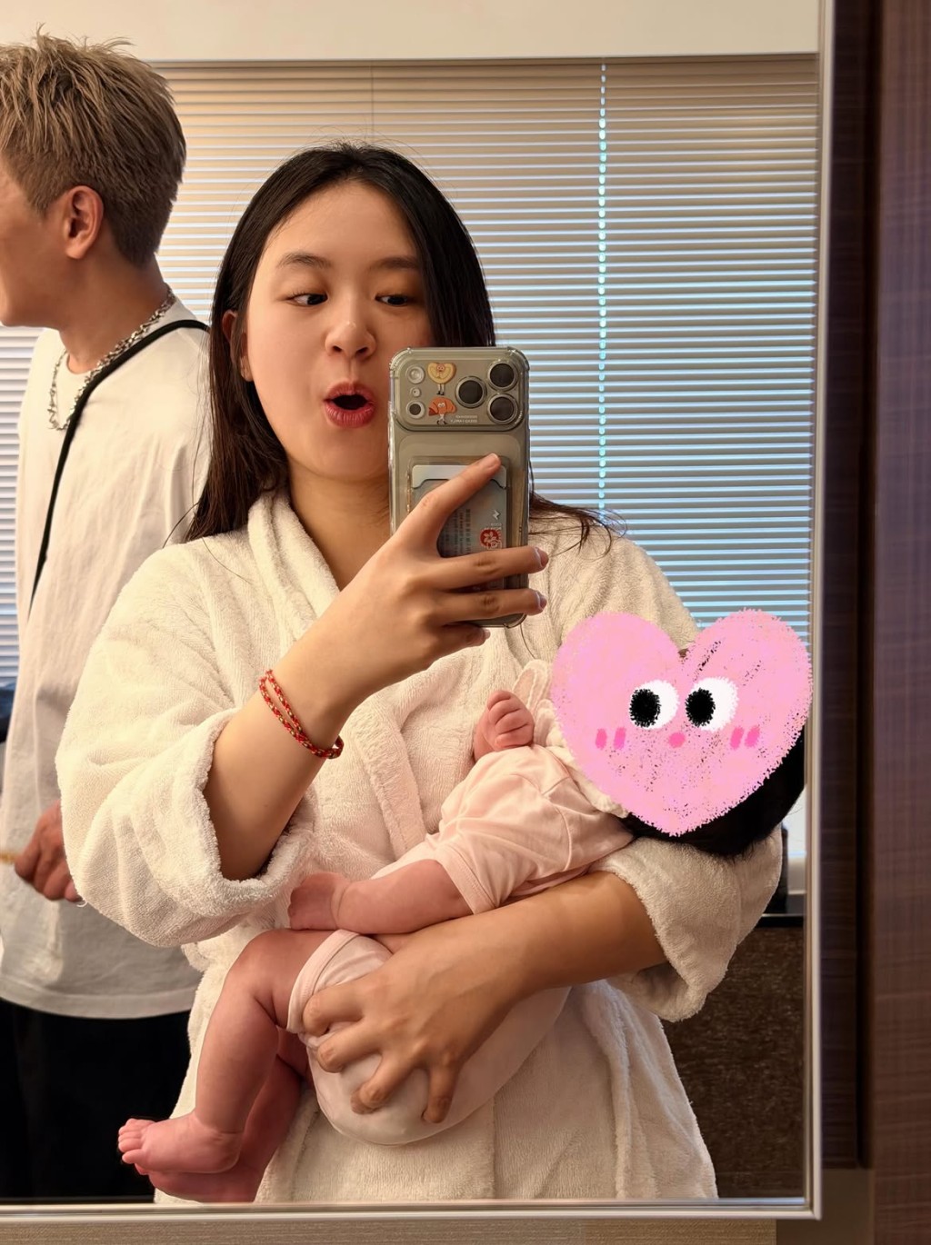 莊雅婷晒出抱嬰兒的照片,疑似首次曝光女兒。