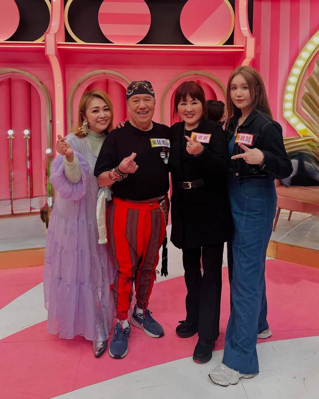 吳亦偉胞姊是歌手吳亦帆(左一),父親是台灣金曲獎得主吳廷宏(左二)。