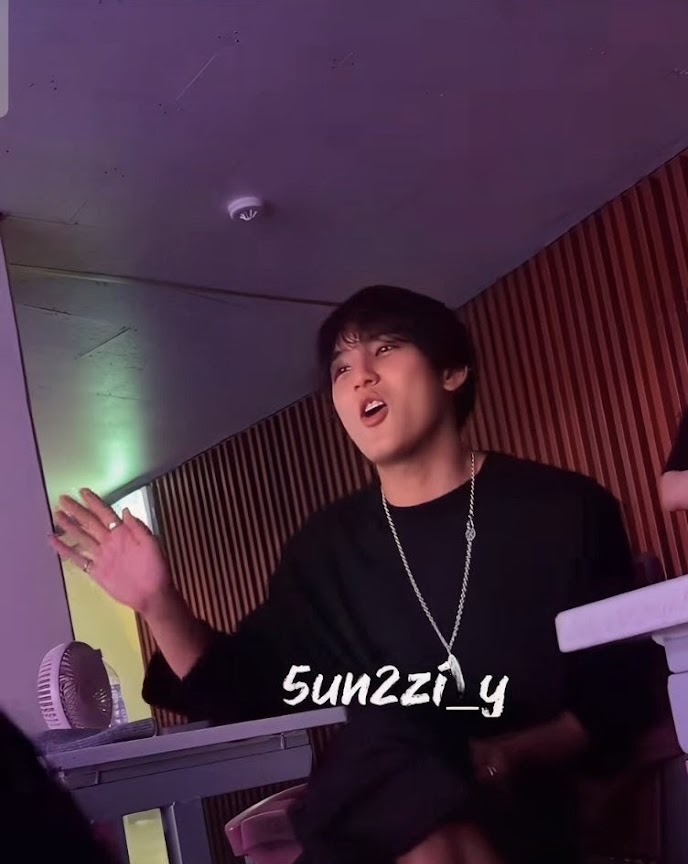 SEVENTEEN成員Mingyu特地前來欣賞，並興奮跟唱BIGBANG名曲〈紅霞〉。（微博截圖）