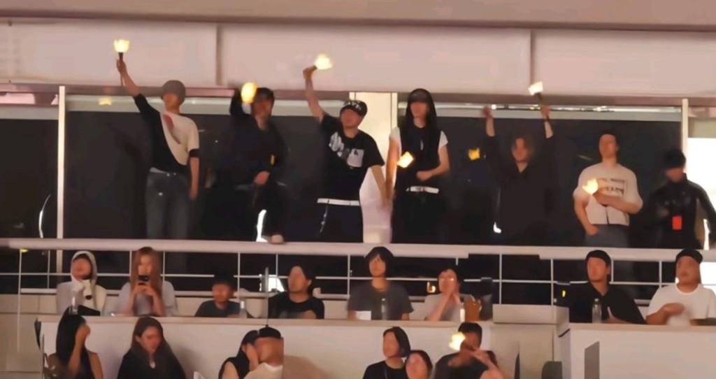 BIGBANG師弟團TREASURE部分成員在VIP席上，興奮地跟著節奏跳唱。（微博截圖）