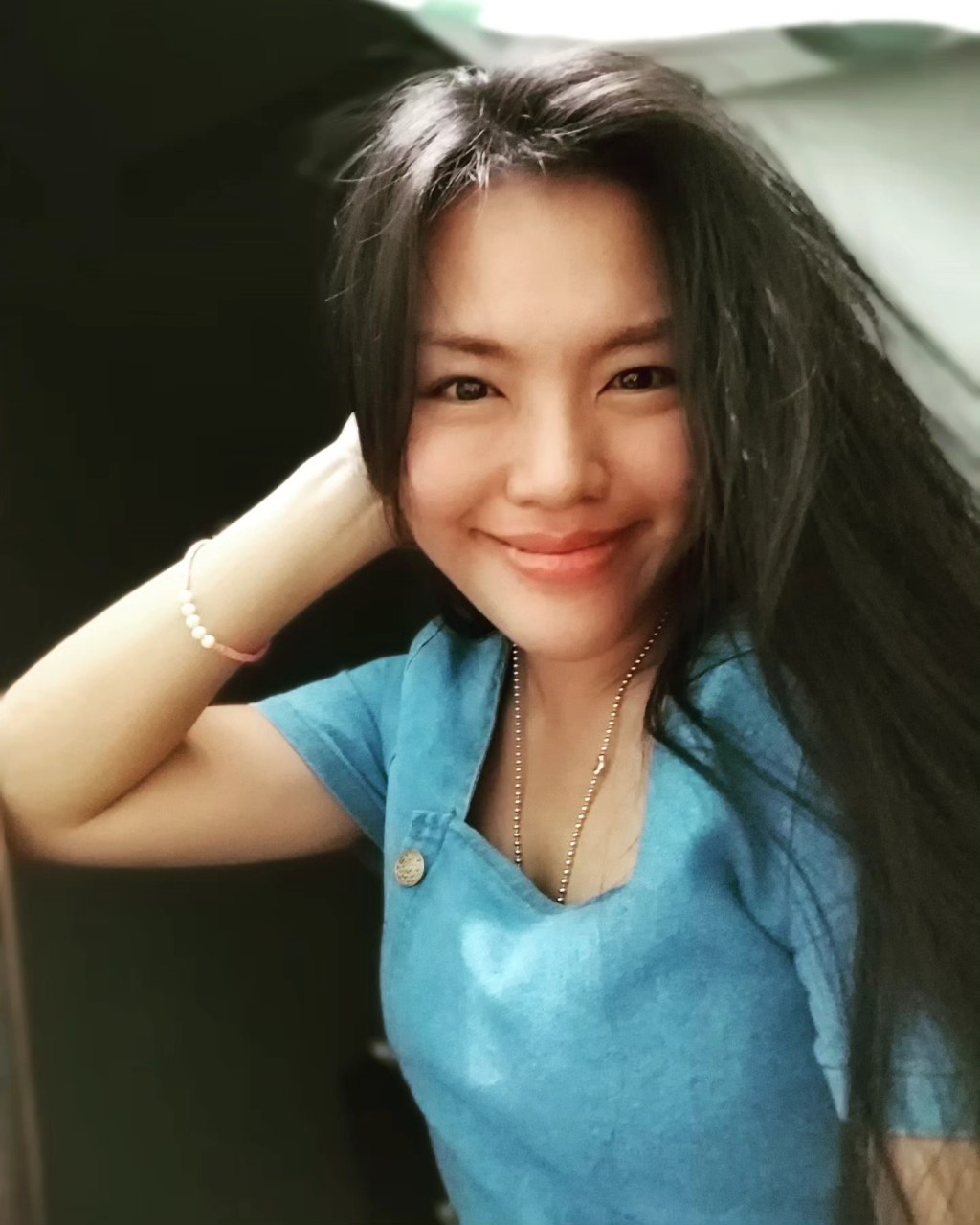 尤淑情年輕時外貌出眾,並經常參加歌唱比賽。