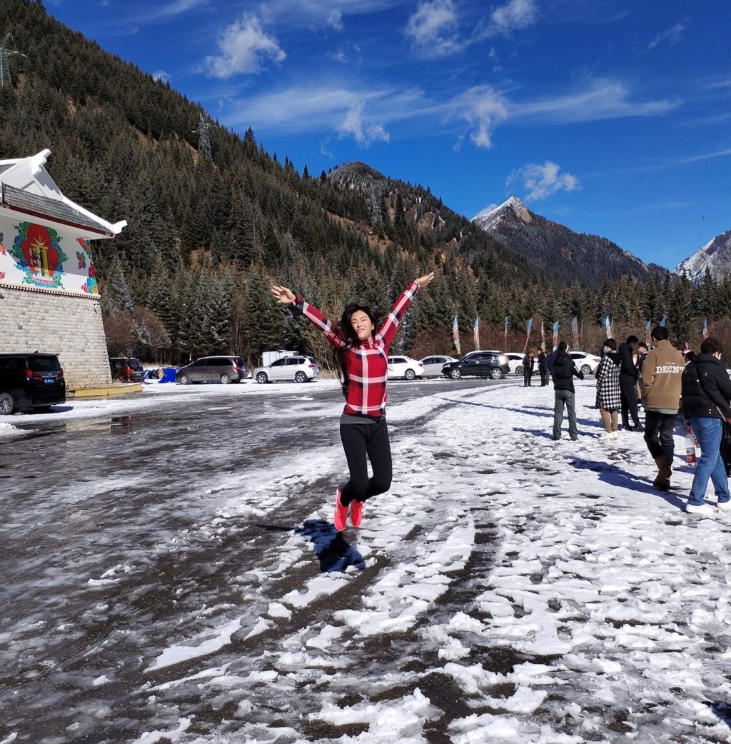 尤淑情在社交平台分享於雪地的旅行照片。