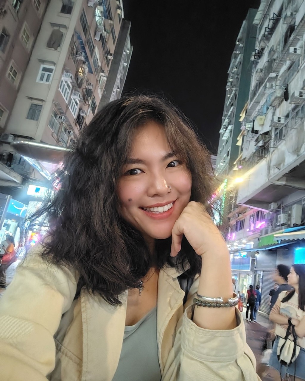 尤淑情現職美容師,同時是三位孩子的母親。