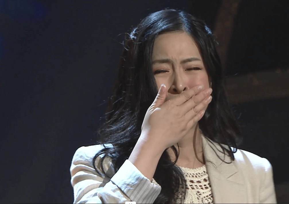 許美琪演唱〈追憶〉，以此曲悼念亡母。