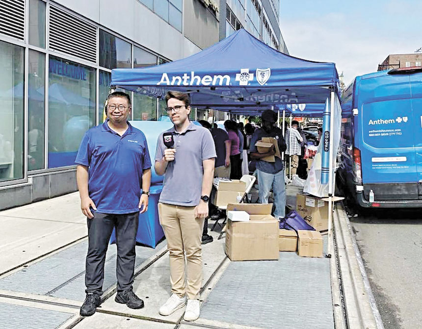 安森藍十字藍盾保險公司(Anthem Blue Cross and Blue Shield)社區外展經理 Gary Tai(左)在紐約法拉盛舉辦的「返校季」活動中,與紐約市議員黃敏儀(Sandra Ung)的幕僚長 Alexander Hart(右)親切交談。
