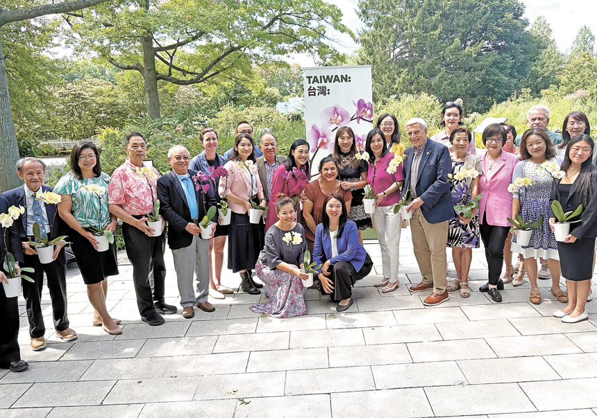 皇后植物園與台灣園藝基金會等合辦「第13屆台灣國際蘭花展」,皇后植物園執行長等主持開幕儀式。