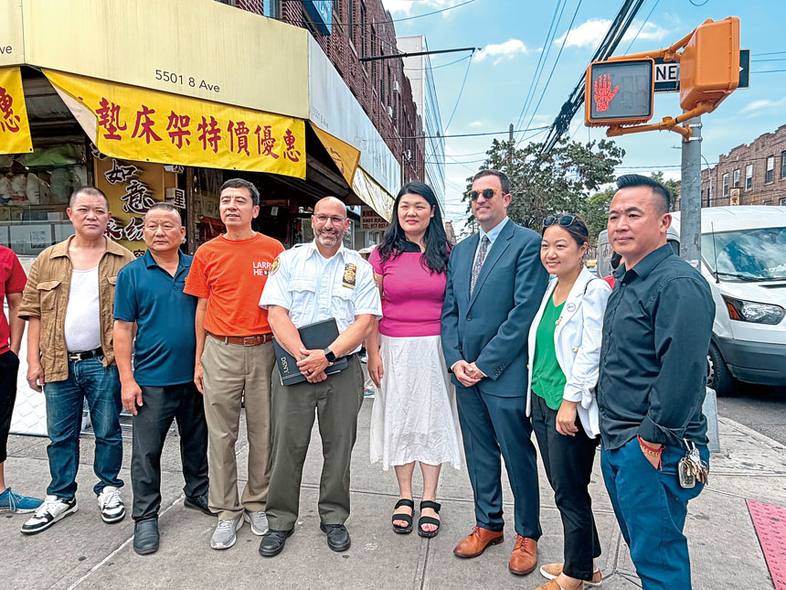 市清潔局局長安德森(左四)關注8大道衛生。