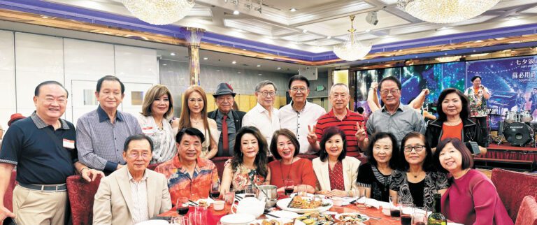 陳飛虎（後排左5）與來賓共襄盛舉。記者陸新攝