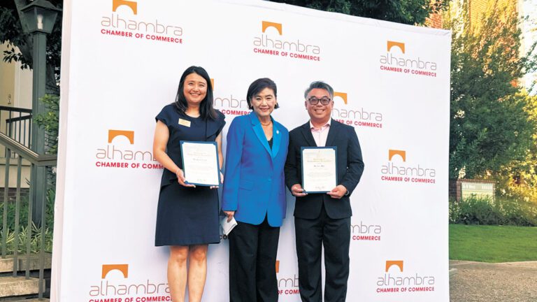 趙美心（中）為卸任會長Maria Gao（左）與何永儉（右）頒發賀狀。記者陸新攝