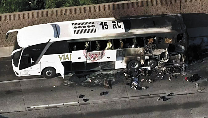 週五清晨，一輛旅遊巴士在哈崗東行的60號州際公路上起火，造成一人死亡。KTLA