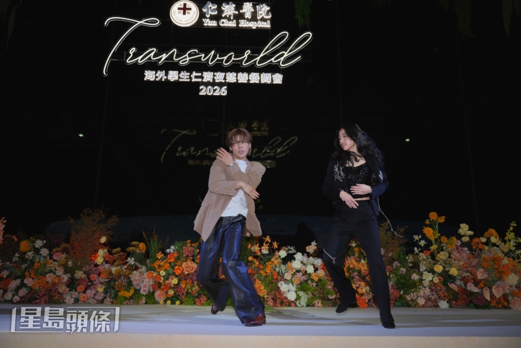 「海外學生會」主席葉紀彤與黃奕斌合作表演雙人舞,氣氛熱烈。