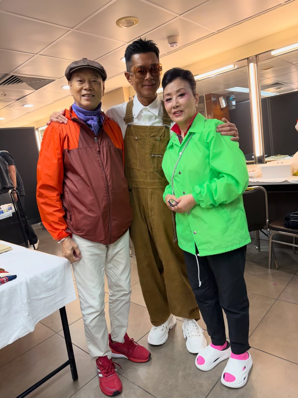 汪明荃擔任嘉賓後,與羅家英在後台合照留念。