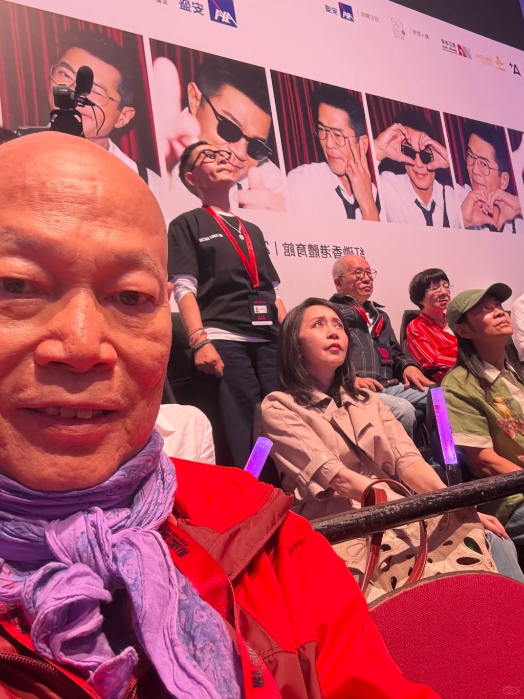羅家英與顧紀筠的座位相隔數行,他趣怪地「偷拍」對方製成遠距離合照。