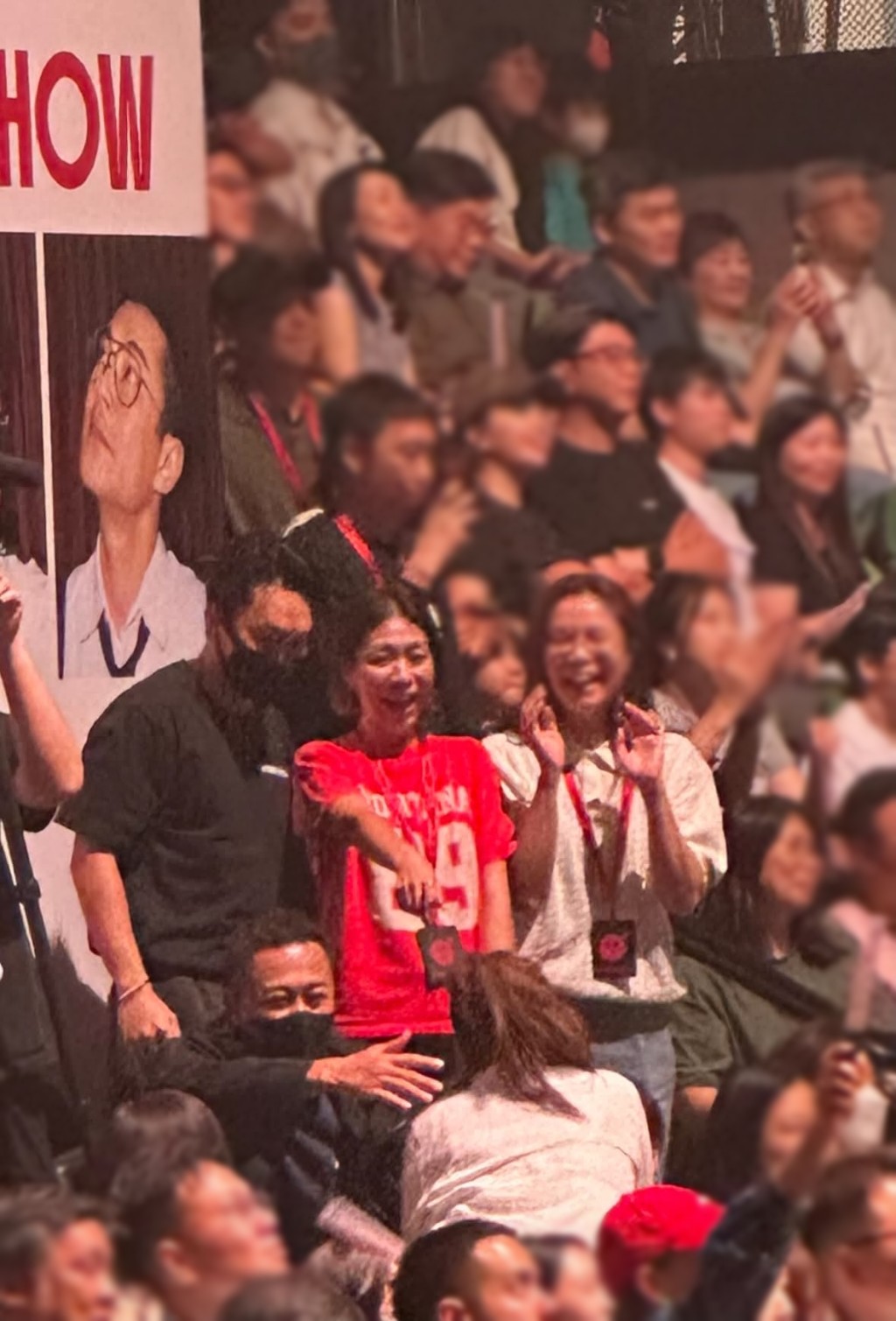 身穿黑色衣服、戴著黑色口罩的林峯,昨晚亦有現身支持古天樂演唱會。