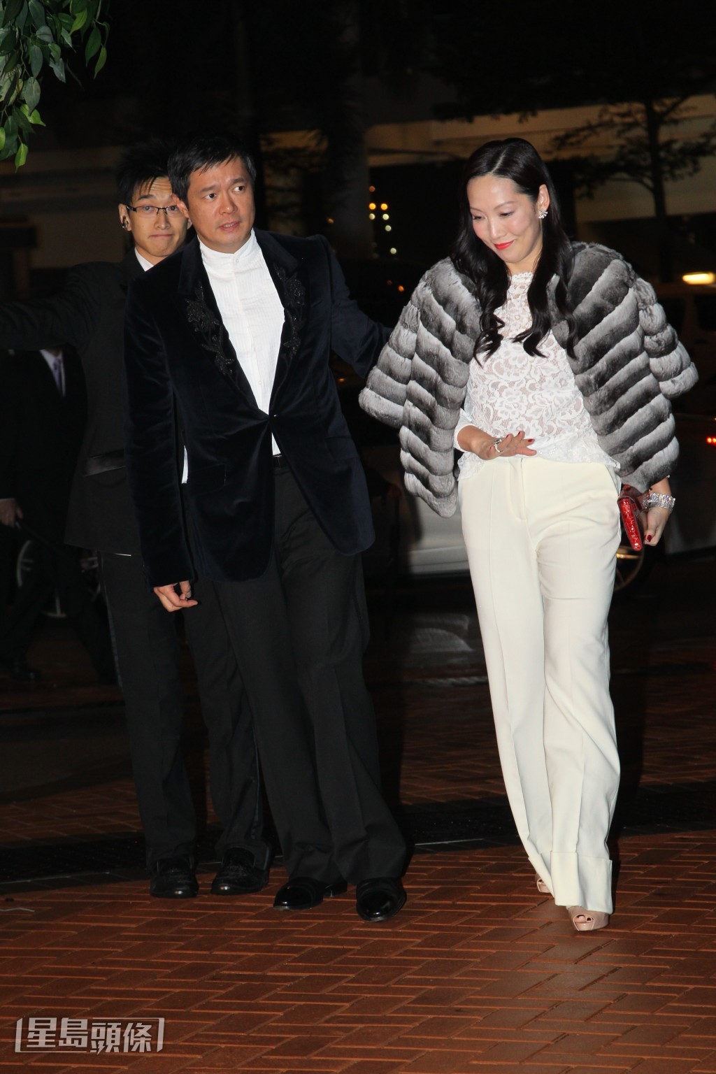 吳美珩於2001年與美籍華人王華麟結婚,婚訊六年後才公開,同年誕下女兒,並於2011年再生下兒子。