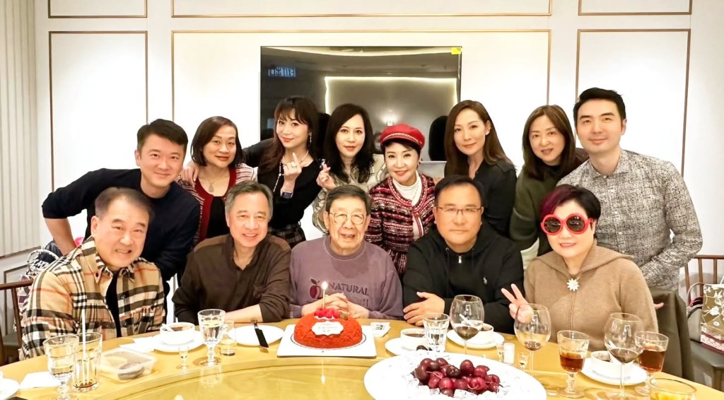 吳美珩曾與好友顧紀筠、狄波拉及邱李茂琪等聚餐。