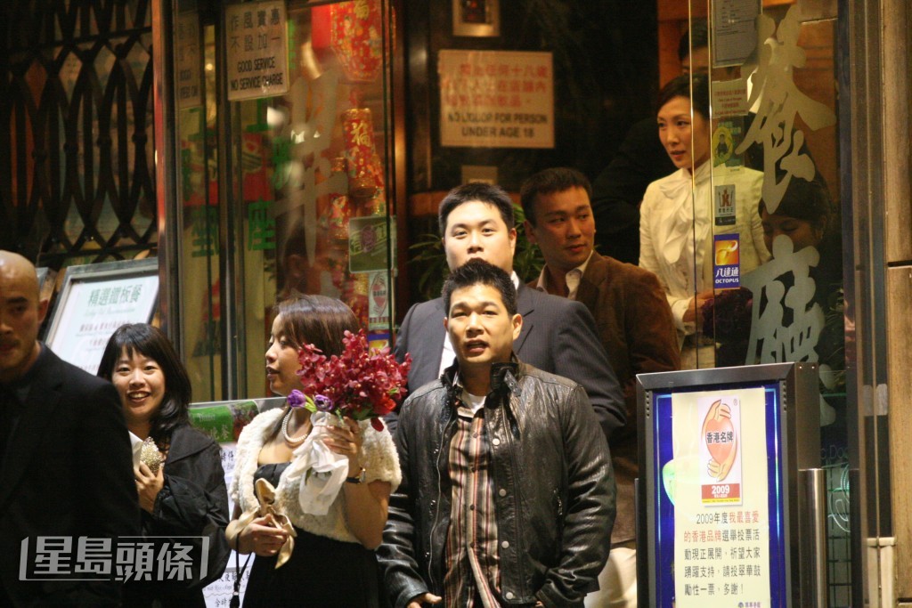 婚後的吳美珩(後排白衣者)生活十分低調。