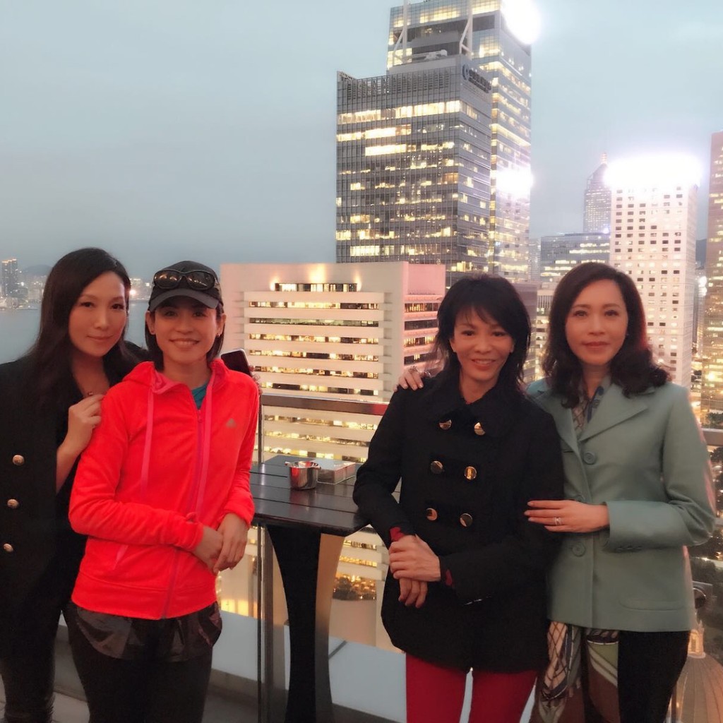 吳美珩(左)近年甚少公開露面,多數只在好友聚會的合照中出現。