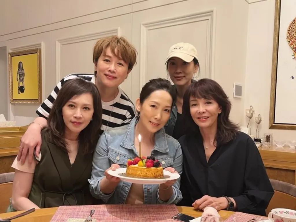 眾人曾一同為吳美珩(中)慶祝生日。