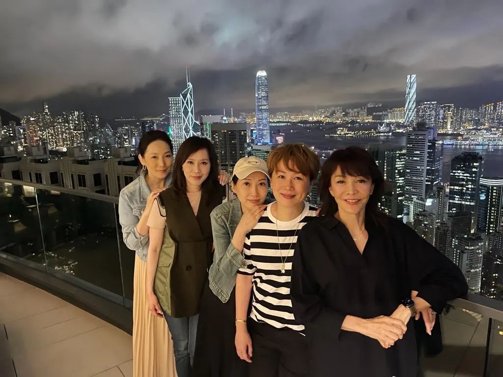 劉曉彤(右二)近年轉型為星級KOL,開設了YouTube頻道。