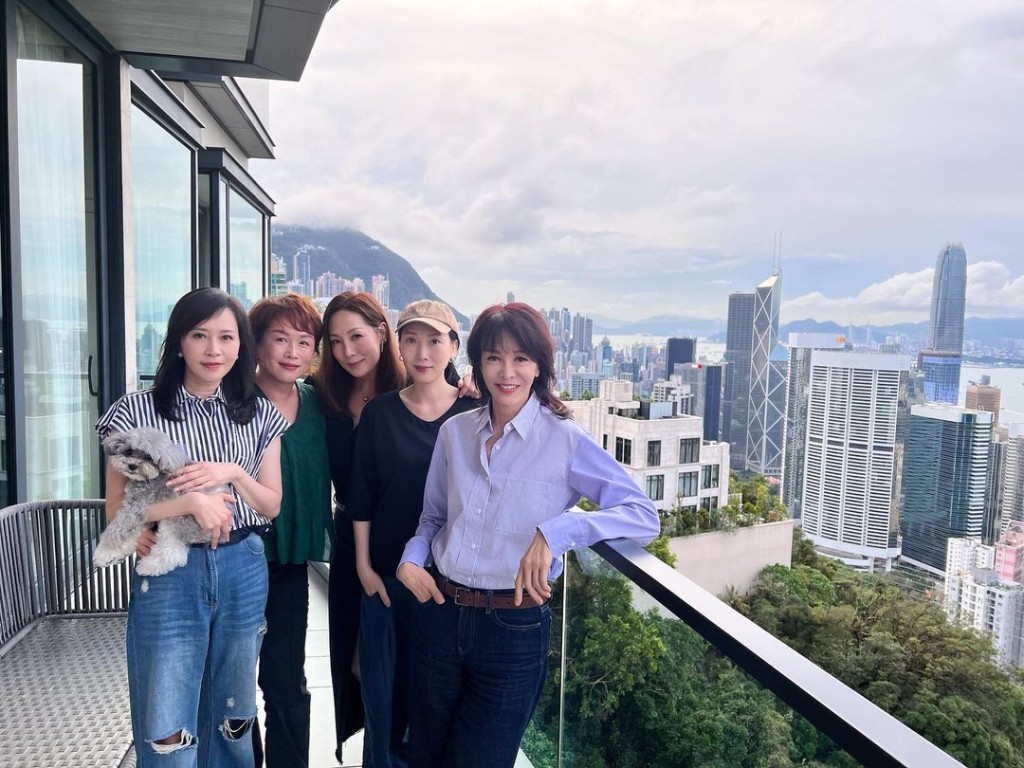 (左起)顧紀筠、劉曉彤、吳美珩、丘凱敏早前再度聚會,為鄭裕玲慶祝66歲生日。