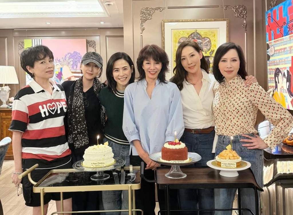 吳美珩(右二)與丘凱敏(左二)淡出多年,這次露面相當罕見。