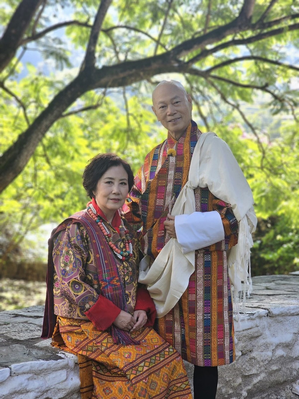 汪明荃與羅家英曾穿著不丹傳統民族服裝,補拍結婚照。