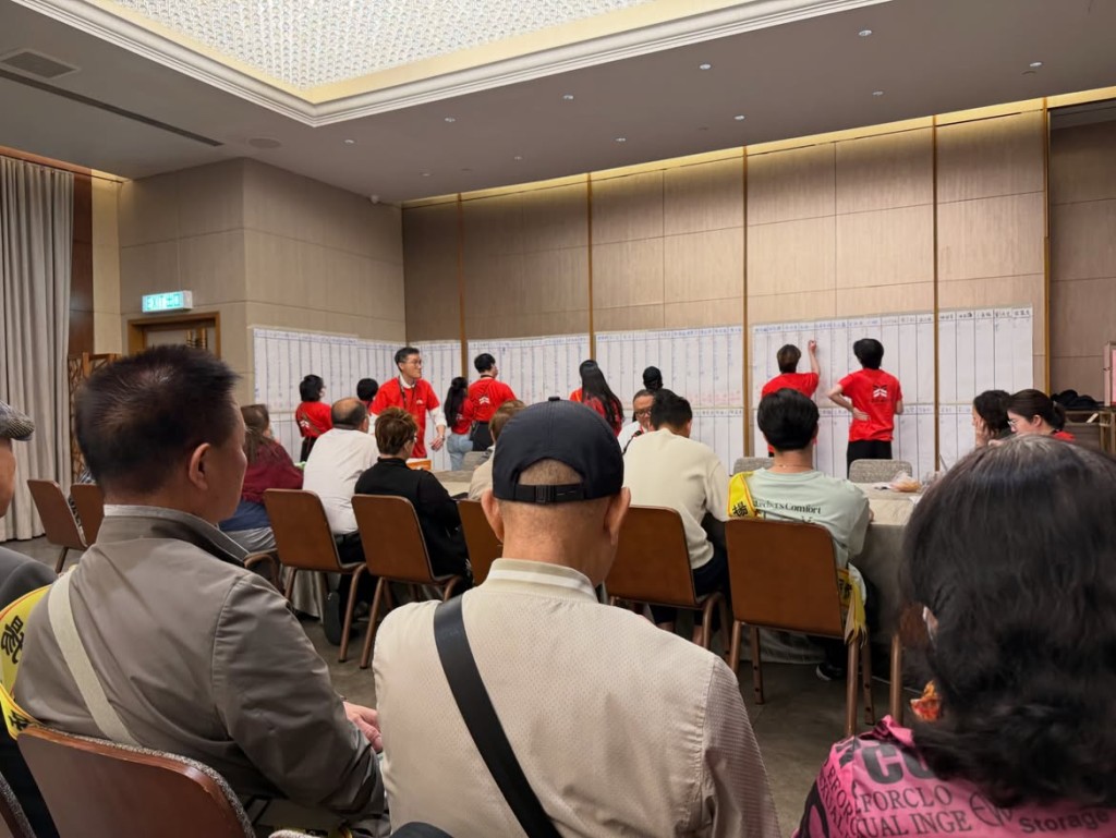 八和理事會選舉正在點票,現場氣氛緊張。