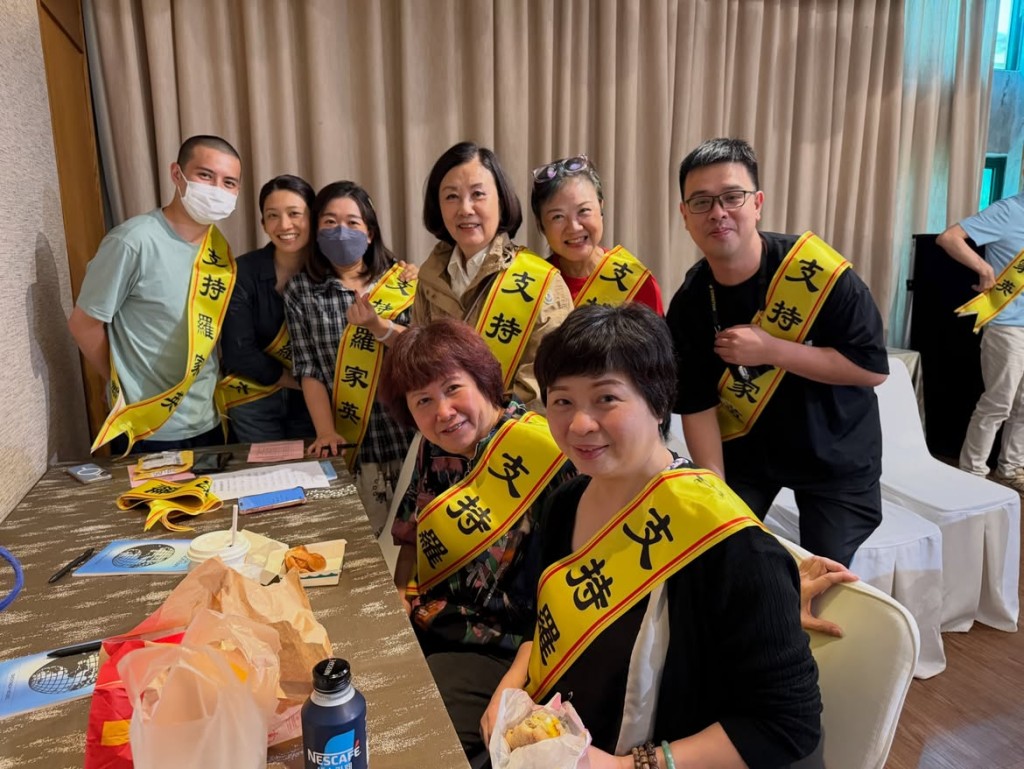 汪明荃率領羅家英的助選團隊在現場齊心協力為他拉票。
