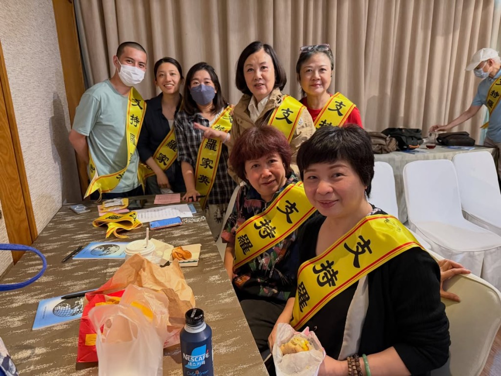 汪明荃與選舉團隊的核心成員合照。