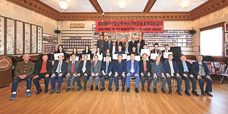 美國龍岡總公所、三藩市龍岡公所及獎學金委員會首長與獲獎學生大合影。馬紅兵攝
