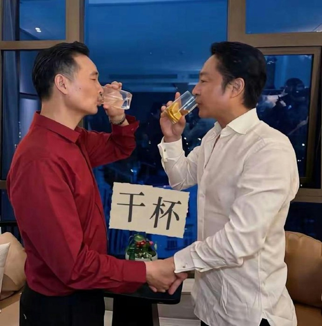 馬景濤與準外父相談甚歡。