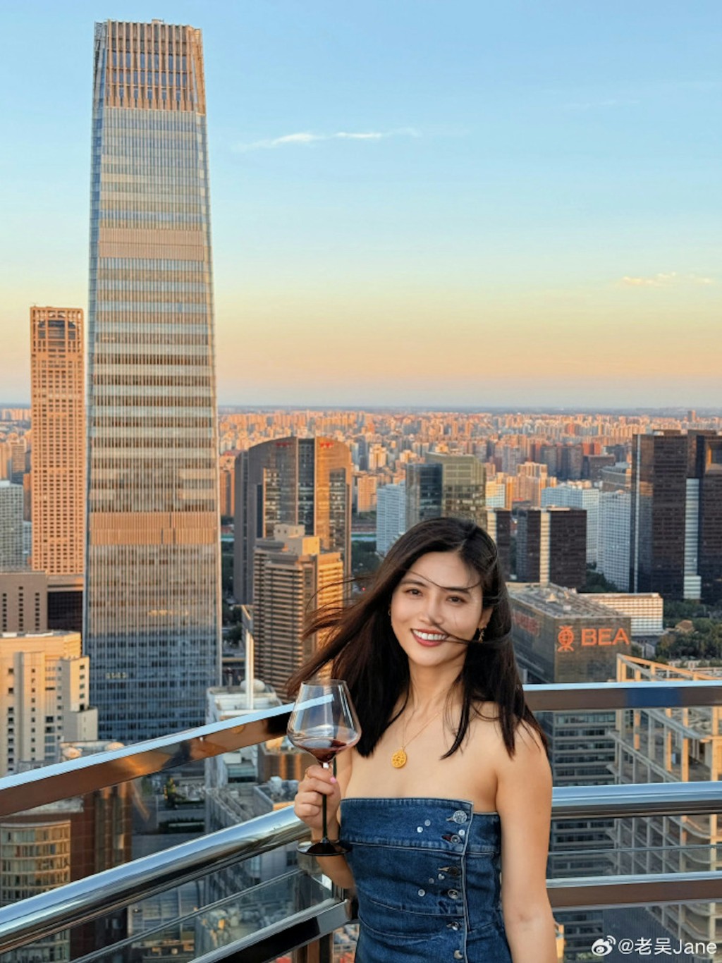 Jane曾被外界質疑有戀父情結或另有所圖。