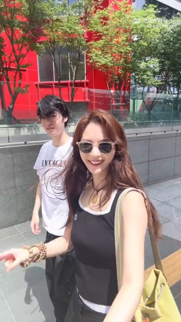 吳佳尼為兒子進入演藝圈鋪路。