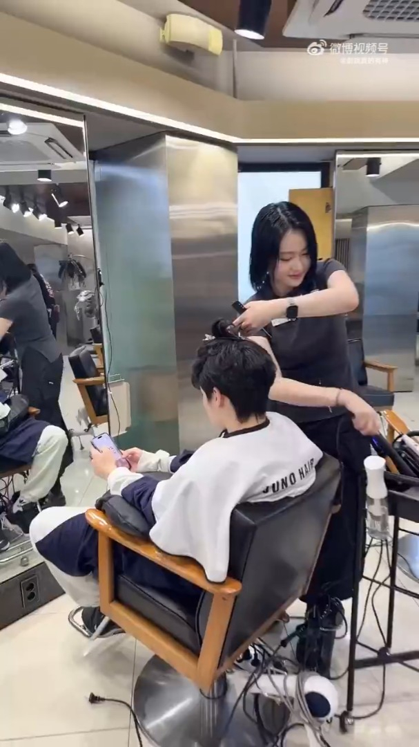 吳佳尼帶小兒子改變造型。