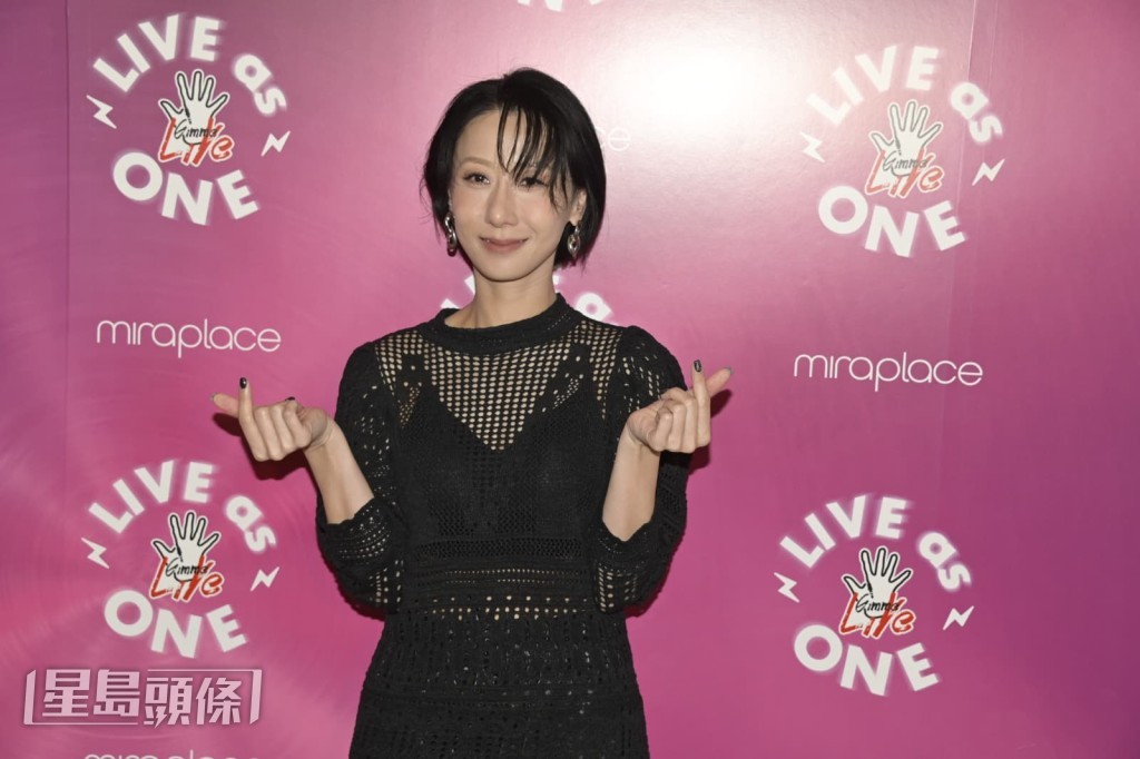 她透露拍攝《存活》MV前遇大雨，原定需步行900級上山的行程取消，需啟用後備方案。