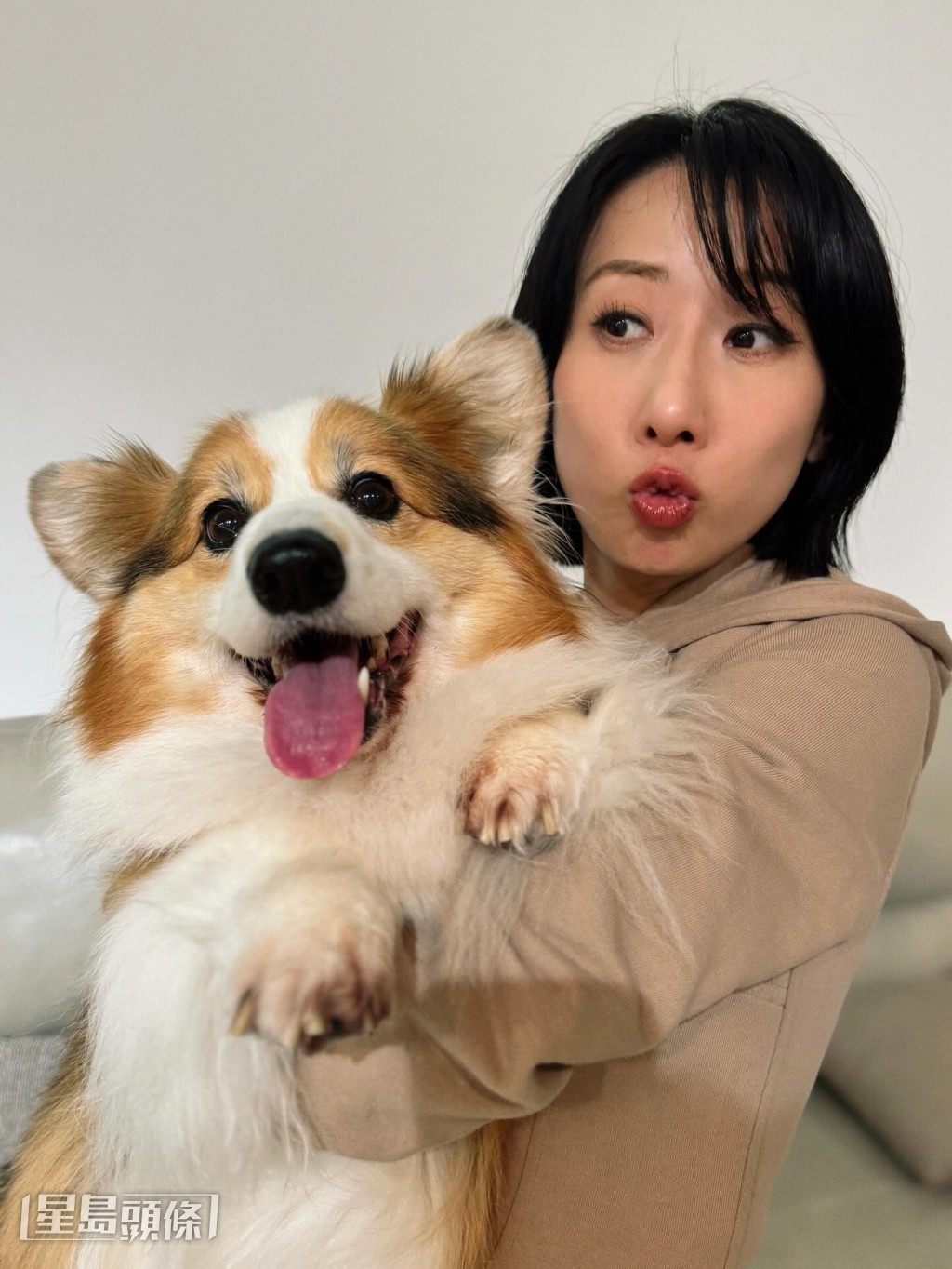 泳兒透露早前抱起愛犬時不小心閃到腰。