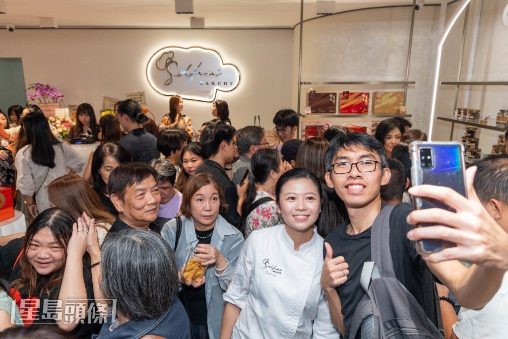 Yumi亦成為到場市民合照的對象。